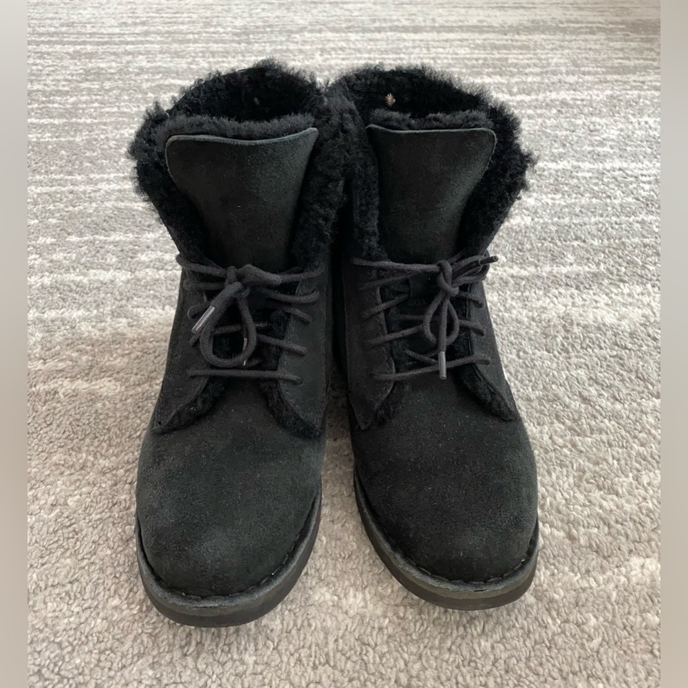 Women’s Ugg Quincy suede sheepskin lined lace up short boots size 6.5